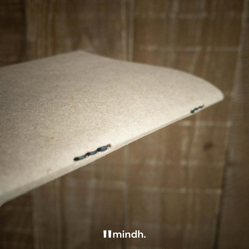 El yapımı kraft defterin detayı, doğal doku ve zarif kenarlarıyla dikkat çekiyor.