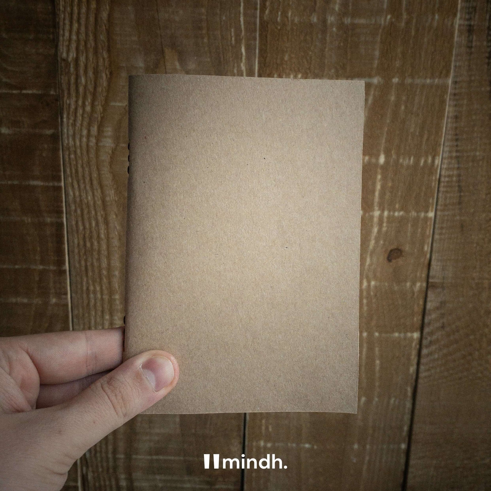 El yapımı kraft defter, sade tasarımıyla notlarınızı düzenlemek için mükemmel.